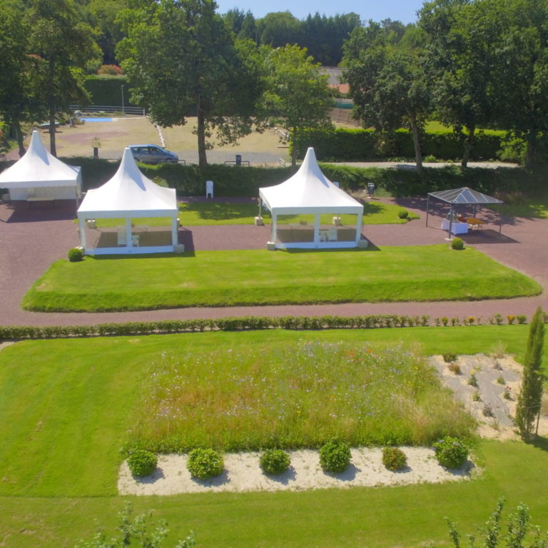 vue de drone de l'espace de cérémonie au Domaine le fief de Jade