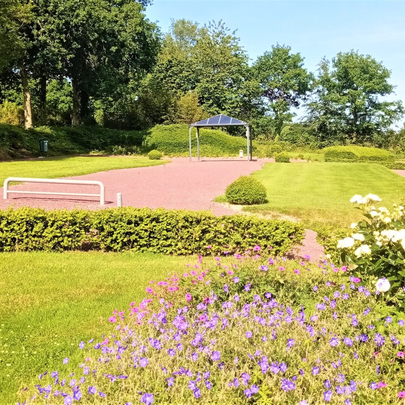 vous organisez facilement votre cérémonie grâce à l'allée ,le kiosque et les surface en herbes