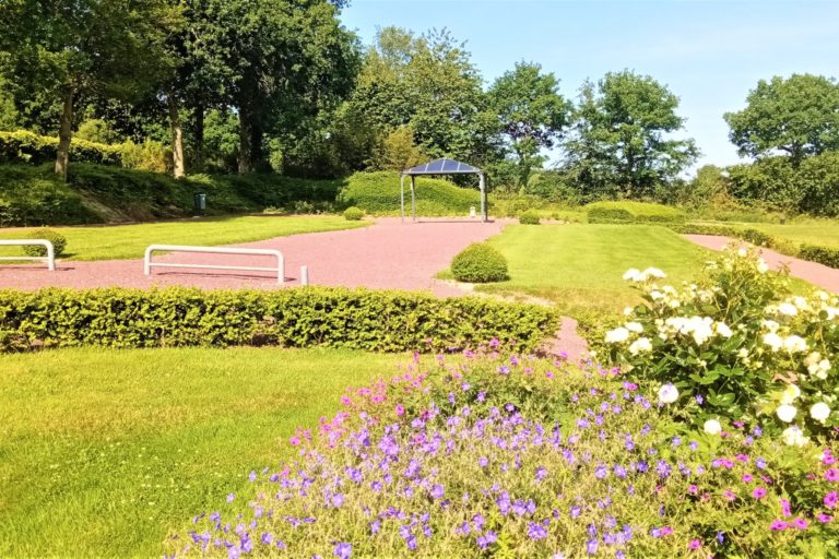 vous organisez facilement votre cérémonie grâce à l'allée ,le kiosque et les surface en herbes