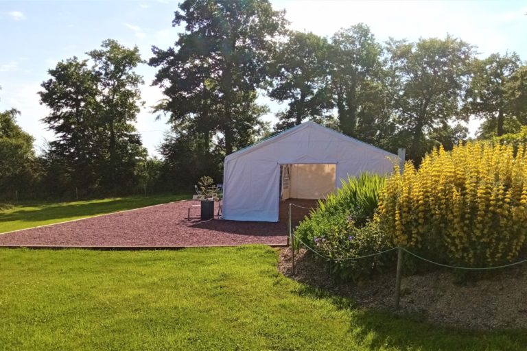 la porte latérale de lla tente permet un accés facile et pratique au vin d'honneur
